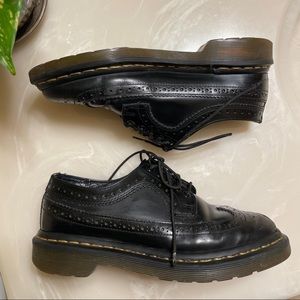 3989 SMOOTH LEATHER DR. MARTENS BROGUE SHOES (Black, Size 7)